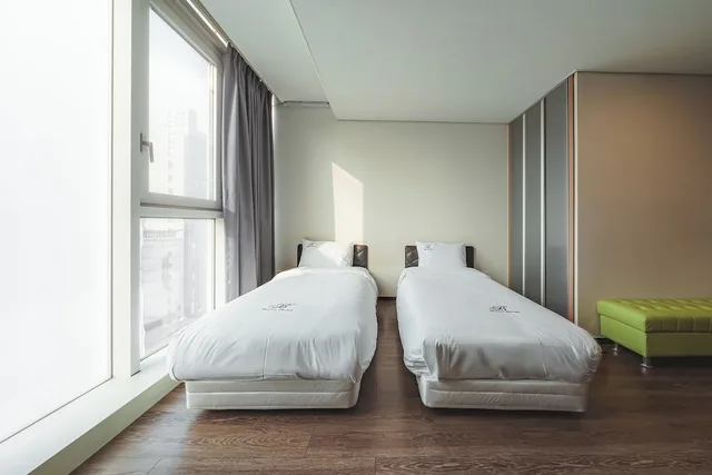 غرفة ديلوكس بسريرين منفصلين، Brown Suites Sinchon Central 1/3