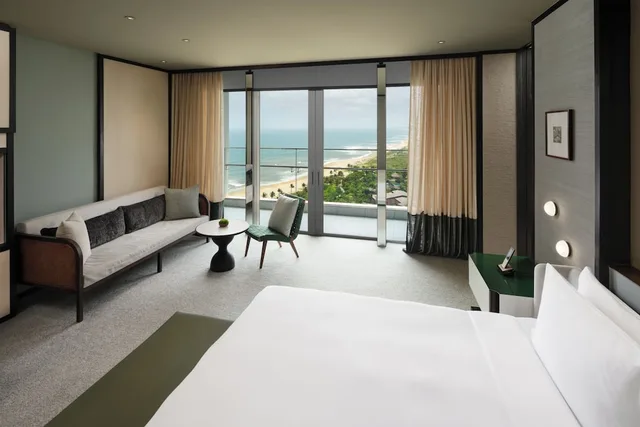 جناح بريميير بسرير كينج بإطلالة على البحر، New World Hoiana Beach Resort 4/7