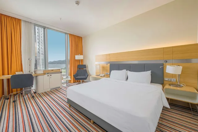 غرفة قياسية بسريرين منفصلين بإطلالة على المدينة، RADISSON BLU HOTEL, BATUMI 1/10