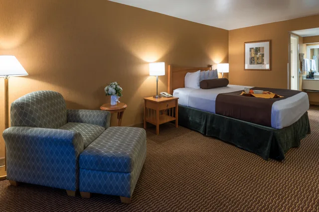غرفة بسرير كينج لذوي الإعاقة، Ramada By Wyndham Costa Mesa/Newport Beach 4/10