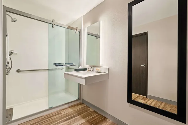 غرفة بسرير كينج لذوي الإعاقة، La Quinta Inn & Suites by Wyndham San Bernardino 3/3