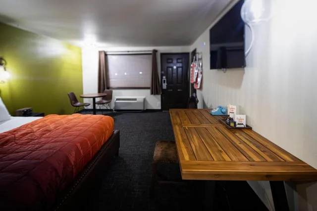 Camper, King Bed، Campfire Hotel 3/6