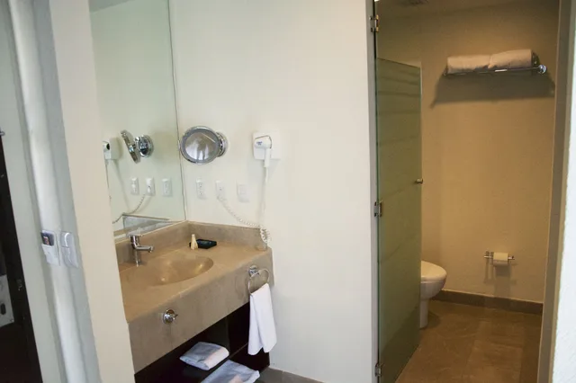 غرفة بسرير كينج بشرفة بإطلالة جزئية على البحر، Four Points by Sheraton Veracruz 2/7