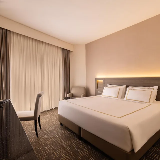 Premier King, Hotel Royal Queens 1/2