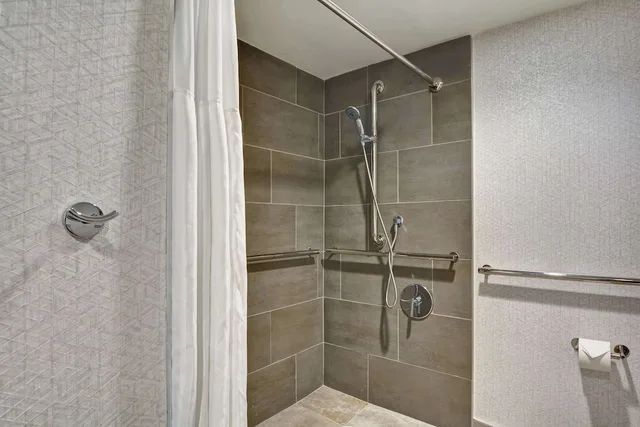 جناح ركني بسرير كينج مع أريكة لذوي الإعاقة، Embassy Suites by Hilton Minneapolis Airport 8/8