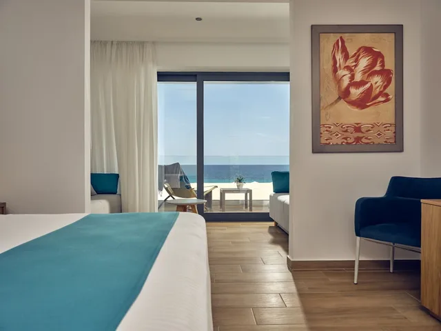 جناح فاخر بانورامي بسرير كينج بإطلالة على البحر مع أريكة، Cavo Orient Beach Hotel 2/3