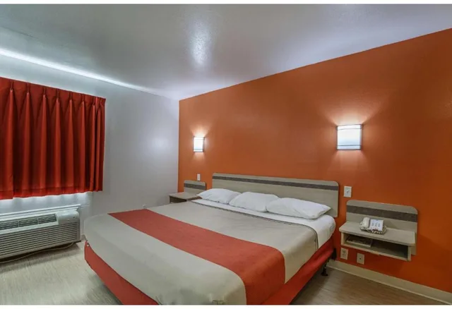 غرفة بسرير كينج للمدخنين، Motel6 Pasadena, TX 2/5