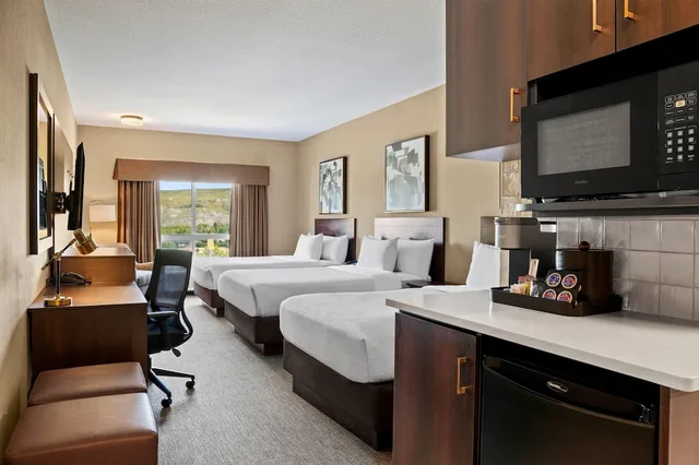غرفة ديلوكس بسريرين مزدوجين، Ramada By Wyndham Drumheller Hotel & Suites 3/7