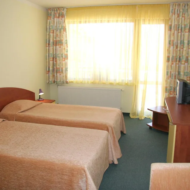 غرفة قياسية بسريرين منفصلين بشرفة، Hotel Grand 2/3