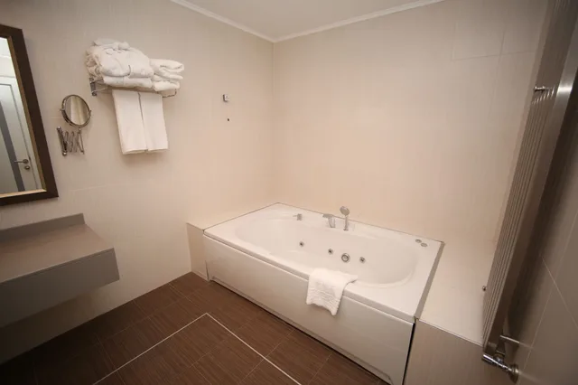 Suite, Queen Bed, Grand Nora Hotel 3/3