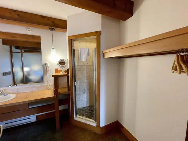 شقة سكنية بسرير كينج بإطلالة على البحر بغرفة نوم واحدة مع أريكة، Seaside Ucluelet Hotel 9/9