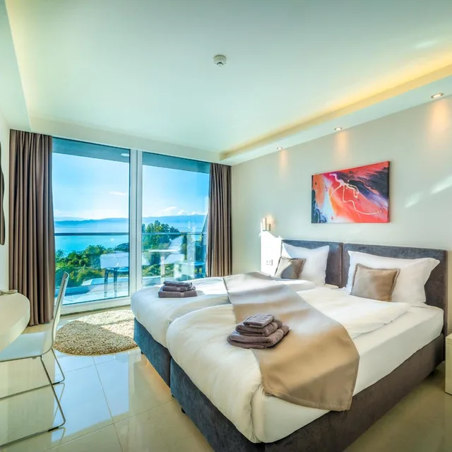 غرفة سوبيريور بسريرين منفصلين بإطلالة على البحيرة بشرفة، Laki Hotel & Spa 2/5