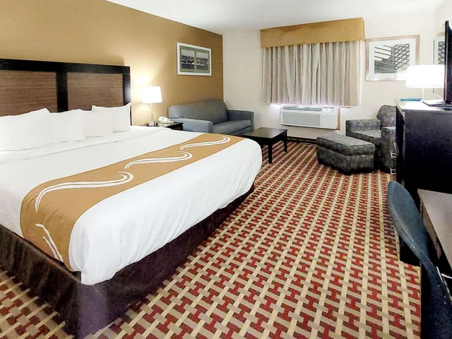 جناح بسرير كينج بغرفة نوم واحدة بحوض جاكوزي، Quality Inn Suites Marion 2/5