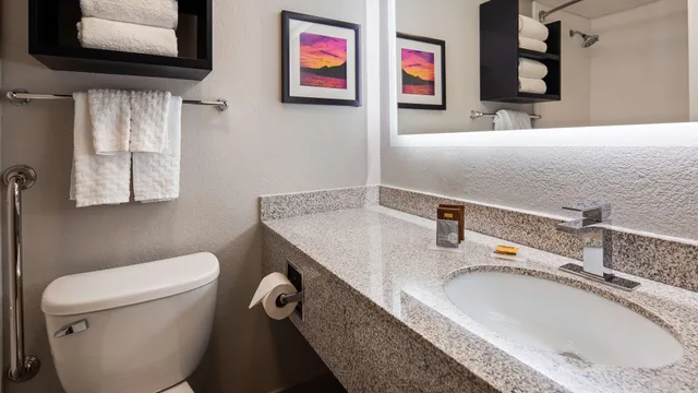 غرفة قياسية ركنية بسرير كينج بمطبخ صغير، Best Western Plus Sun Canyon 9/10