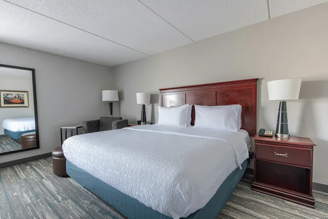 غرفة بسرير كينج مع أريكة، Hampton Inn Newport News-Yorktown 4/10