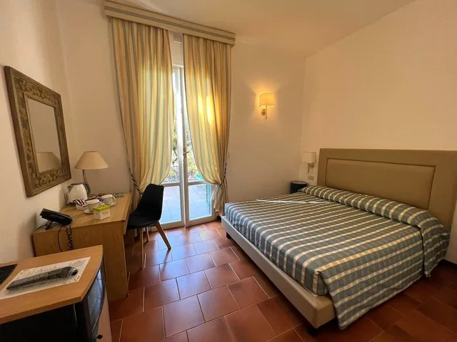 غرفة قياسية بسرير كوين بشرفة، HOTEL CLELIA 1/4