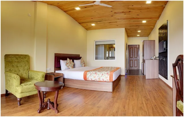 غرفة ديلوكس بسرير مزدوج بإطلالة على الجبل بشرفة، Summit Barsana Resort and Spa 2/3