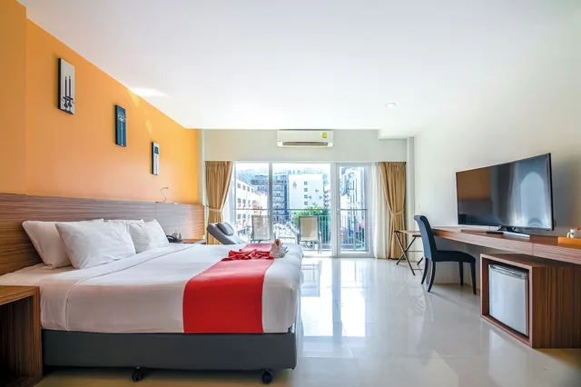 Room, King Bed, View Pent, Balcony، The Lantern Resorts Patong Phuket 8/10