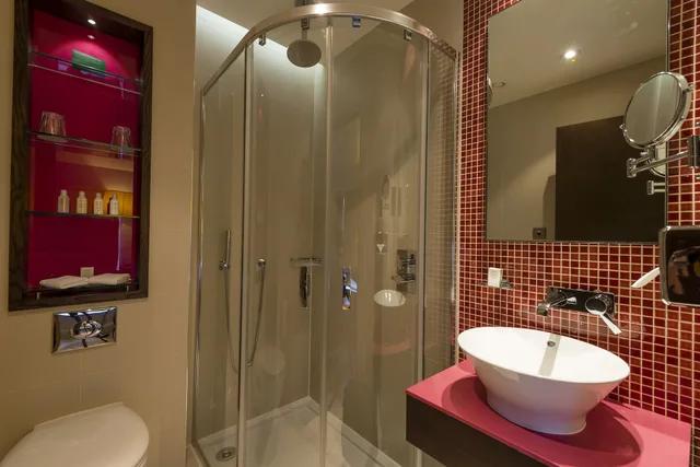 غرفة بريميوم بسرير كينج بإطلالة على الحديقة مع أريكة، Hotel Indigo London - Paddington by IHG 4/6
