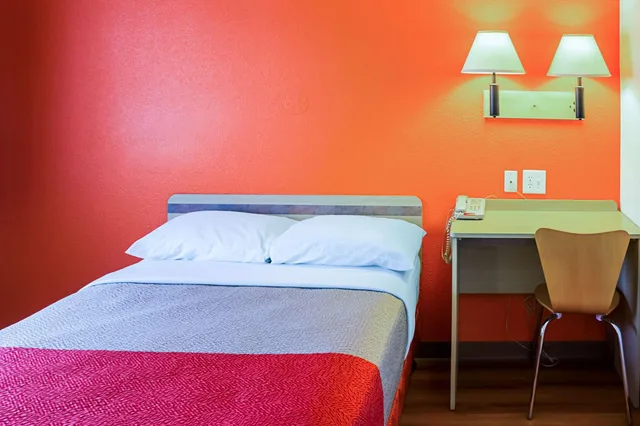 1 Full Bed - ADA/RI Shower/Mini Fridge، Motel6 Porterville, CA 2/4