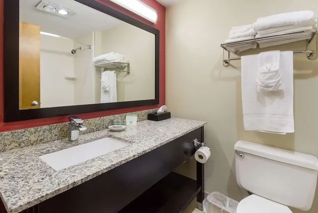 غرفة قياسية بسريرين مزدوجين يُسمح فيها بالحيوانات الأليفة، Best Western Braddock Inn 3/3