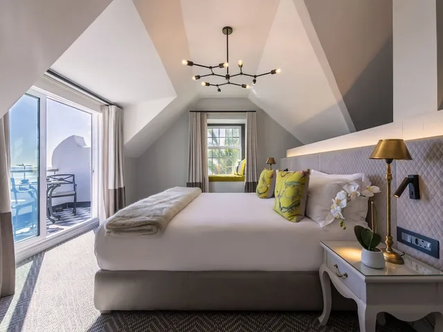 جناح فاخر بسريرين منفصلين بشرفة، The Winchester Hotel 3/6