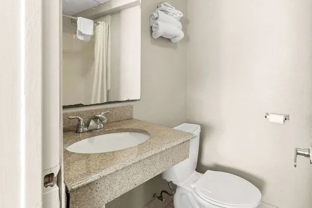 غرفة قياسية بسرير كينج، Econo Lodge Galveston Seawall, TX 8/10
