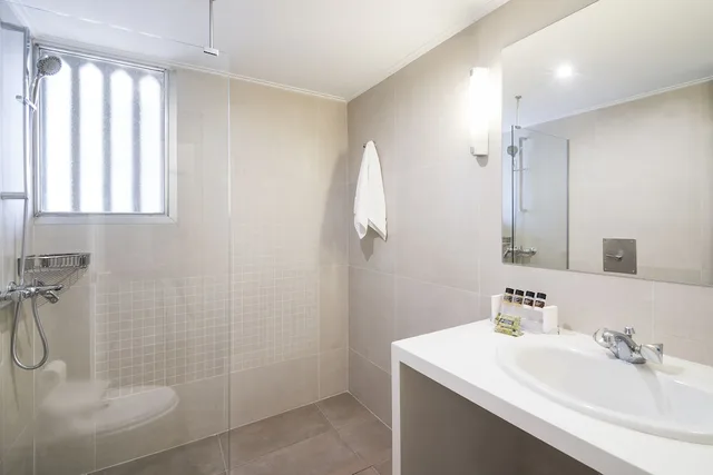 شقة بسرير كينج بغرفة نوم واحدة بإطلالة جزئية على البحر، Marina Alimos Hotel Apartments 4/5