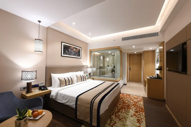 Green, King Bed، The Fern Residency Sarnath 1/8
