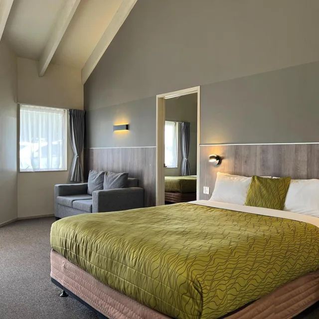 جناح عائلي بغرفة نوم واحدة بجاكوزي، Airport Manor Inn 1/9