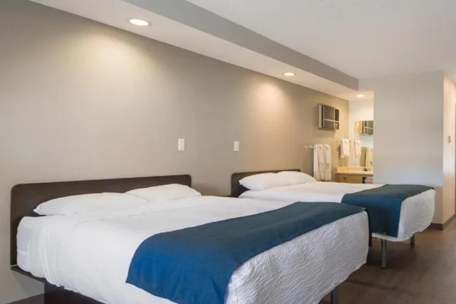 2 Queen Beds - Non-Smoking, Micfridge, View، Motel6 Saanichton, BC - Victoria Airport 8/10