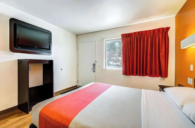 غرفة قياسية بسرير كوين، Motel6 Thornton, CO 1/5