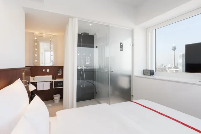 Cozy, Queen Bed, Ruby Luna Hotel Dusseldorf 3/4