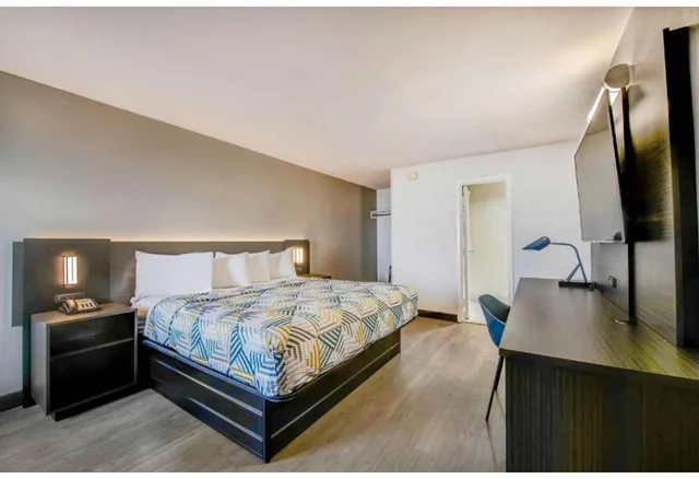 1 King Bed - Non-Smoking, Micfridge، Motel6 Atlanta, GA - Midtown 2/5