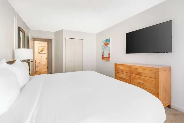 جناح بريميير بسرير كينج بإطلالة على البحر بغرفة نوم واحدة بحوض استحمام لذوي الإعاقة، Hilton Vacation Club Daytona Beach Regency 2/4