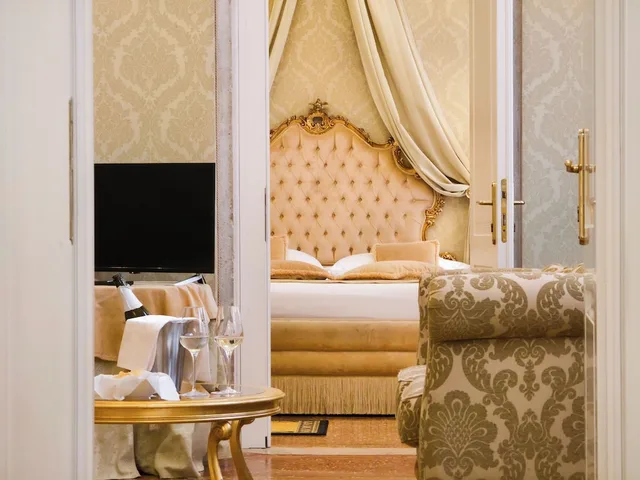 Master, Suite, Queen Bed, Sofa، Al Duca Venezia 5/10