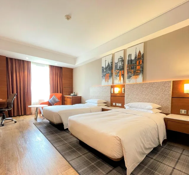 غرفة بسريرين منفصلين بإطلالة على المسبح، Hyatt Centric Janakpuri New Delhi (ex. Piccadily Janakpuri) 1/5