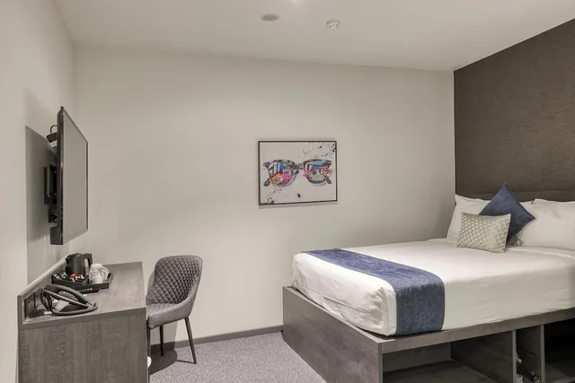 Room, Queen Bed, No Window، The Viv Hotel Wellington 5/8