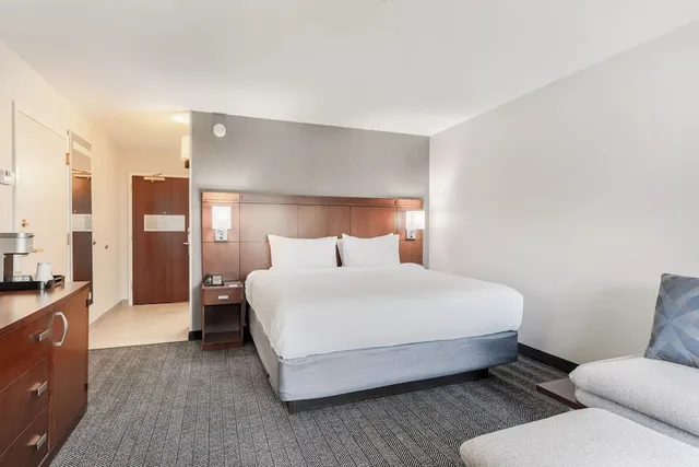 غرفة بسرير كينج مع أريكة لذوي الإعاقة، Courtyard By Marriott Burlington Williston 4/10