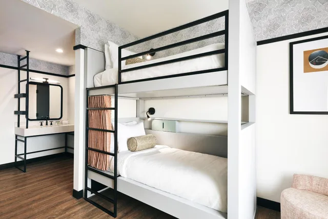 غرفة بسريرين منفصلين وسرير بطابقين، Kinley Chattanooga Southside, a Tribute Portfolio Hotel 3/6