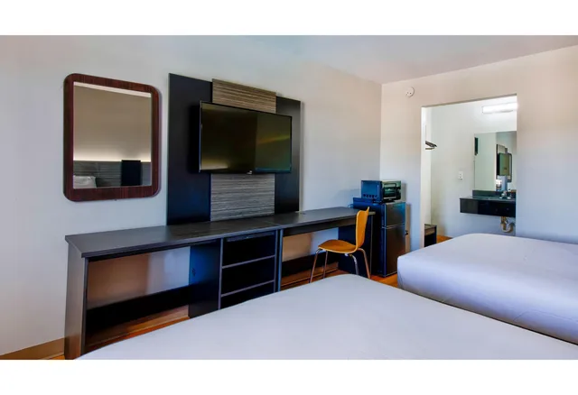 2 Full Beds - Mobility Accessible Tub Nsmk، Motel6 Gainesville, GA 5/6