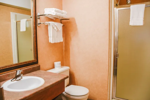 غرفة ديلوكس بسرير كينج وسرير كوين مع أريكة بمطبخ، Stony Plain Inn & Suites 3/4