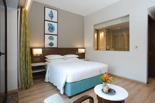 غرفة بريميوم بسرير كوين بإطلالة على المسبح بشرفة، Fairfield by Marriott Goa Benaulim 6/10