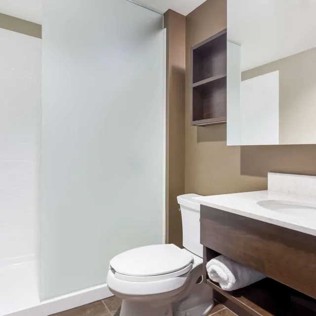 غرفة بسرير كينج وسريرين كوين، Microtel Inn Suites By Wyndham Timmins 10/10