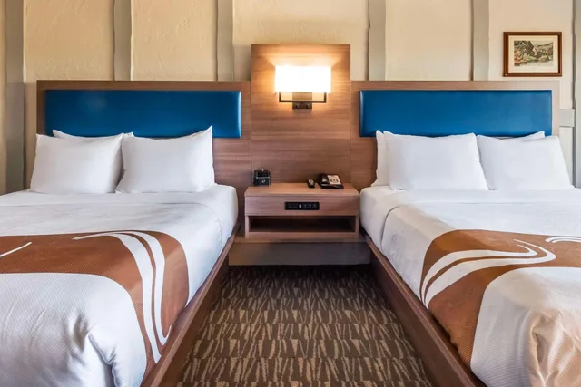 غرفة بسرير كينج وسريرين كوين، Quality Inn Waddling Dog Saanichton 4/8