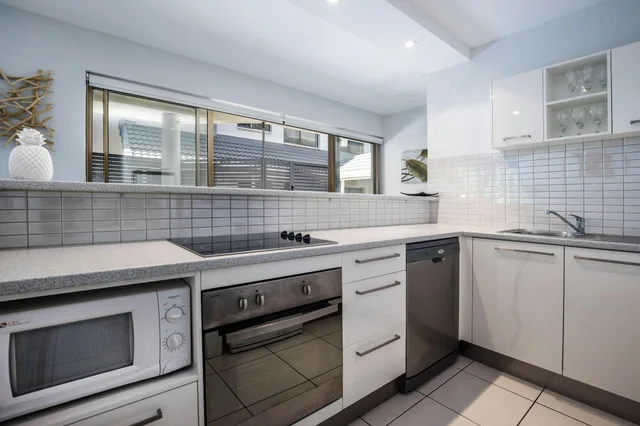 2 Bedrooms, Superior, Apartment, SAKS ON HASTINGS 5/8