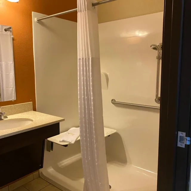 غرفة قياسية بسرير كوين لذوي الإعاقة، Suburban Studios Washington, PA 5/6