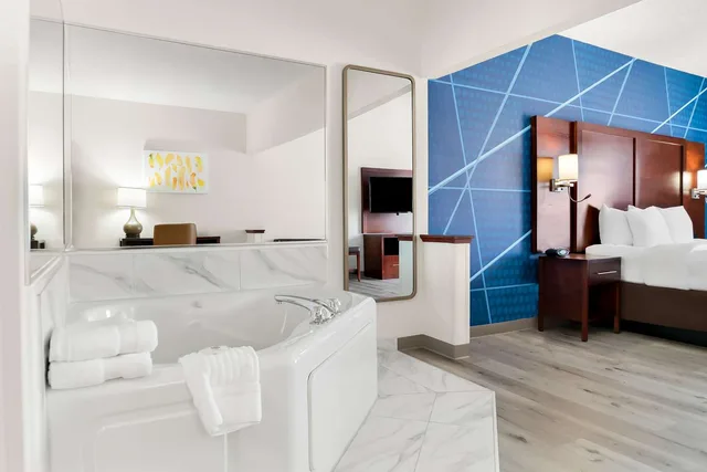 جناح بسرير كينج، Holiday Inn Express & Suites Southfield - Detroit 4/6