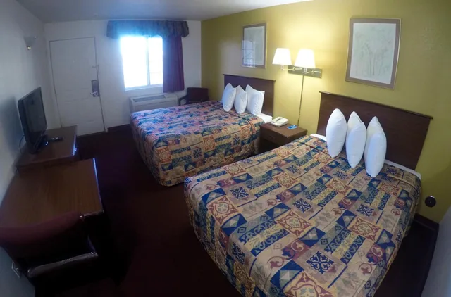 غرفة بسريرين مزدوجين، Rodeway Inn Goddard KS 2/2