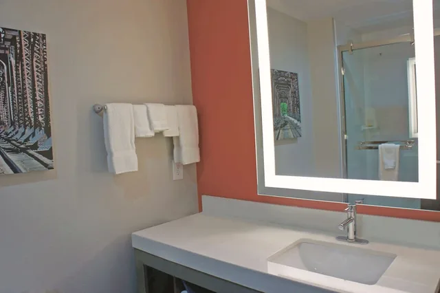 جناح استوديو تنفيذي بسرير كوين لذوي الإعاقة، La Quinta Inn Suites By Wyndham Pittsburg 6/8